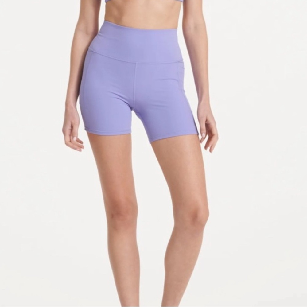 Vuori Ultra Violet Studio Pocket Shorts M seam is damaged in back